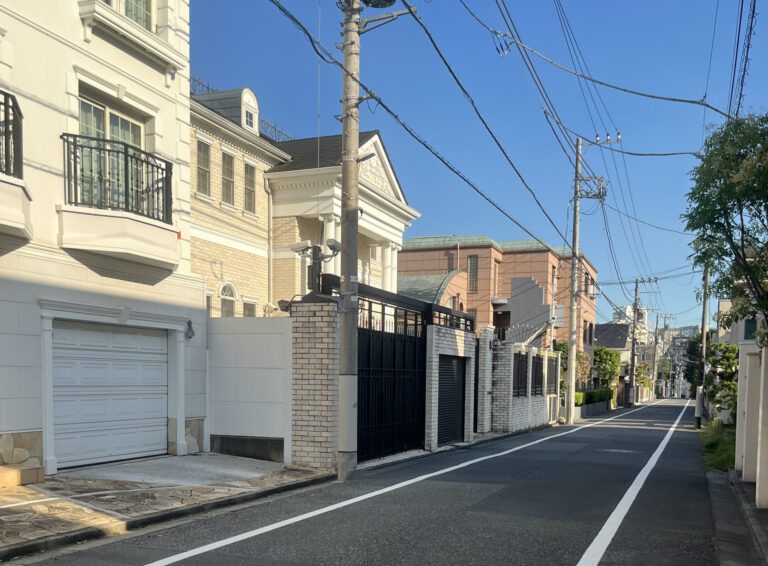 渋谷区松濤の高級住宅街の街並みと坪単価750万円の土地相場（自社撮影）